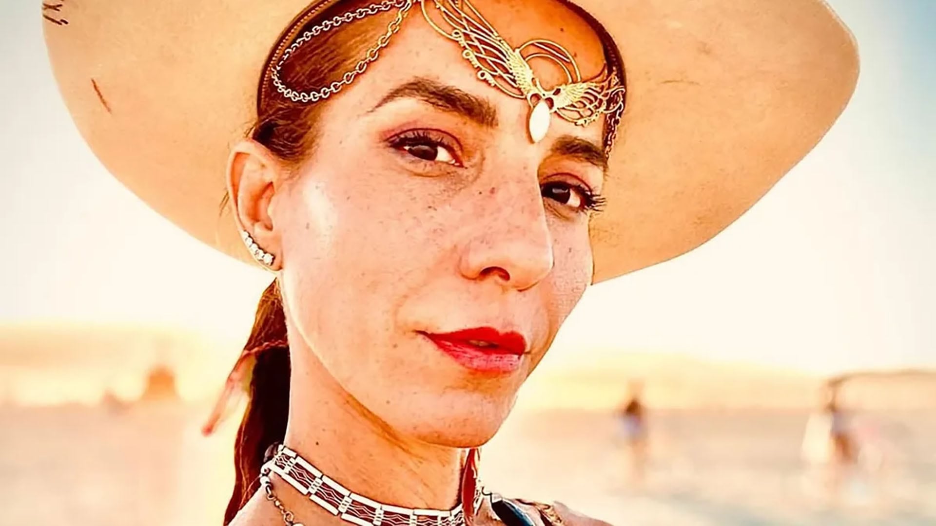 Maria Bollini, psicóloga y chamana, en una imagen que refleja su profunda conexión con las tradiciones ancestrales y su visión contemporánea del bienestar.