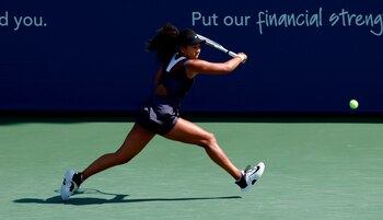 Naomi Osaka en acción frente