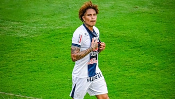 Paolo Guerrero golpeándose el escudo