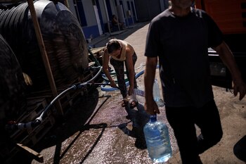 Se teme que los residentes enfrenten una crisis humanitaria cuando las tuberías empiecen a congelarse. REUTERS/Alkis Konstantinidis