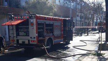 12 dotaciones de bomberos trabajan