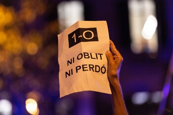 Un participante en la manifestación de la ANC por el segundo aniversario del 1O con un cartel que dice '1-O, ni oblit ni perdó', en Barcelona a 1 de octubre de 2019. (David Zorrakino/Europa Press)