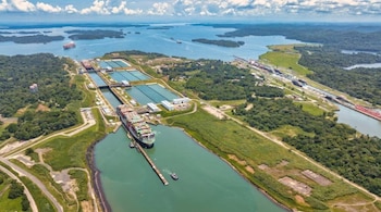 Panamá cuenta con el Canal, los puertos, la Zona Libre de Colón, el hub aéreo de Tocumen y una plataforma financiera que podrían atraer centros regionales de distribución y servicios especializados, señala la asociación. (ACP)