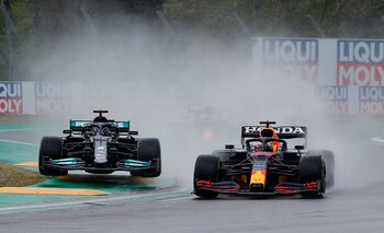 Lewis Hamilton y Max Verstappen en el inicio de la carrera (REUTERS/Guglielmo Mangiapane).