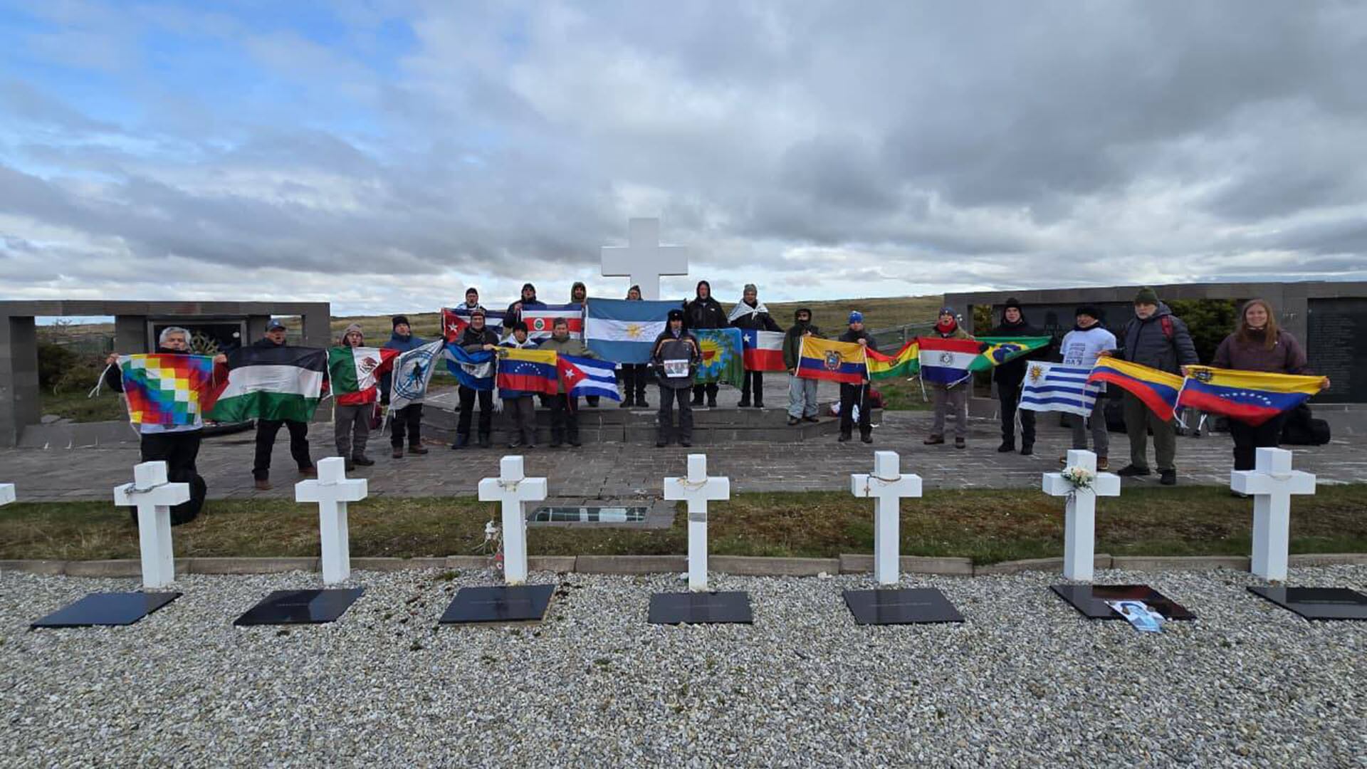La ceremonia en el Cementerio de Darwin (Cecim La Plata)