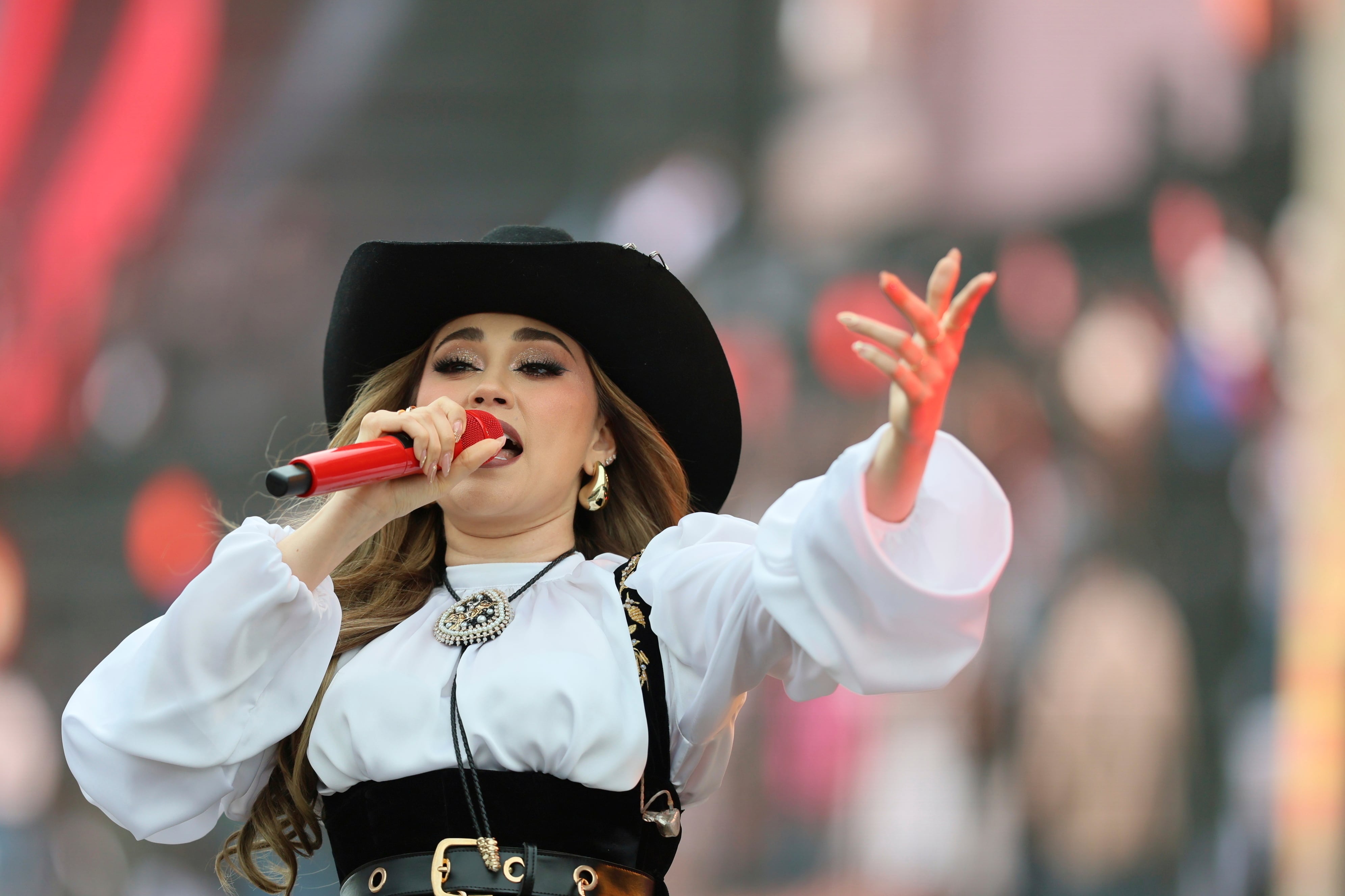 La cantante mexicana Carolina Ross durante su presentación en el festival Arre en la Ciudad de México el 7 de septiembre de 2024. (Foto AP/Ginnette Riquelme)