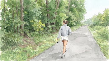 Ilustración acuarela de una mujer caminando de espaldas por un sendero. Viste sudadera gris, shorts blancos y zapatillas, y lleva una botella de agua amarilla.