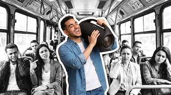 Un hombre a color canta alegremente con un parlante sobre su hombro en un autobús, mientras pasajeros en blanco y negro a su alrededor muestran molestia.
