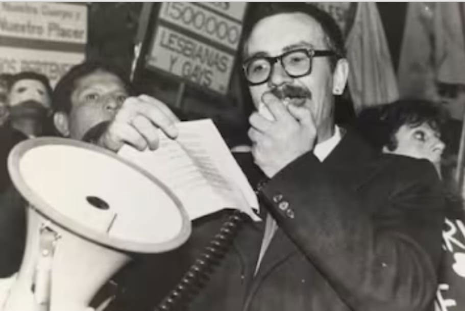 Carlos Jáuregui leyendo el manifiesto político durante la histórica primera Marcha del Orgullo en Argentina, acompañado por su compañero de militancia César Cigliutti