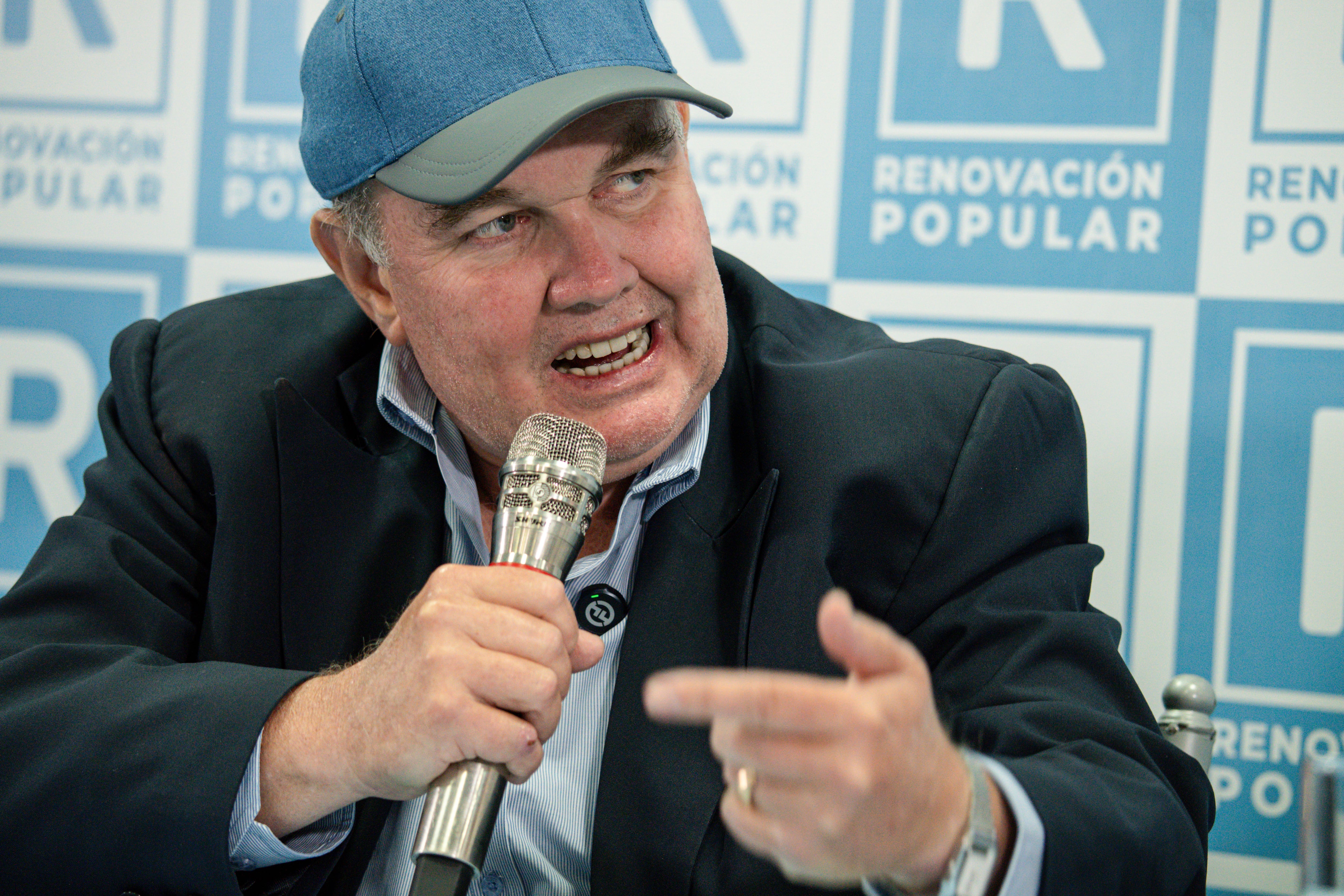 El ultraderechista Rafael López Aliaga, virtual ganador de la elección para alcalde de Lima, este domingo durante una rueda de prensa en Lima (Perú). EFE/ John Reyes Mejía