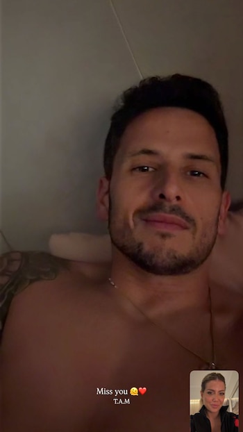 Primer plano de Martín Migueles sonriendo, con torso desnudo. En la esquina inferior, una pequeña ventana de videollamada muestra a Wanda Nara