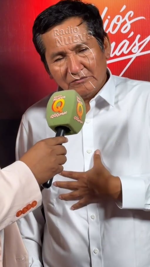 Óscar Custodio ofrece una entrevista a un medio de comunicación tras el regreso de la agrupación La Bella Luz a los escenarios.