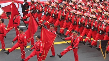Cuerpo de Bomberos Voluntarios del Perú se retira de la Gran Parada Militar del 29 de julio