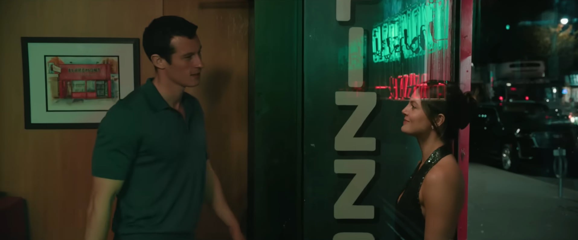 Solo por una noche marcó el regreso de Callum Turner a la comedia romántica y cambió de escala con la incorporación del director Will Gluck (YouTube: Universal Pictures)