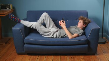 Niño en el sofá (Shutterstock)