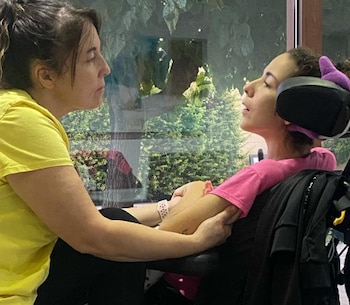 Marta, junto a su madre