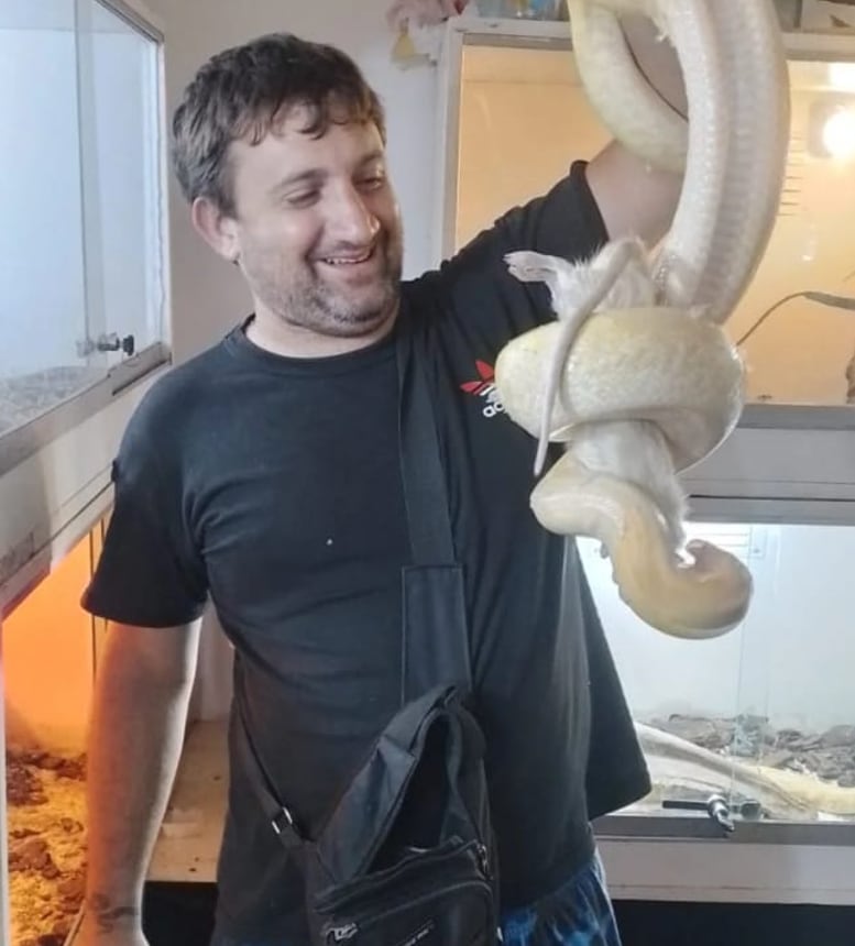 Parizzia y una de sus serpientes que disfruta un snack (foto de sus redes sociales)