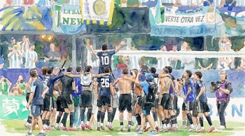 Ilustración en acuarela de jugadores de fútbol en un estadio; Lionel Messi con la camiseta número 10 y brazos levantados; otros jugadores lo rodean; aficionados y banderas al fondo.