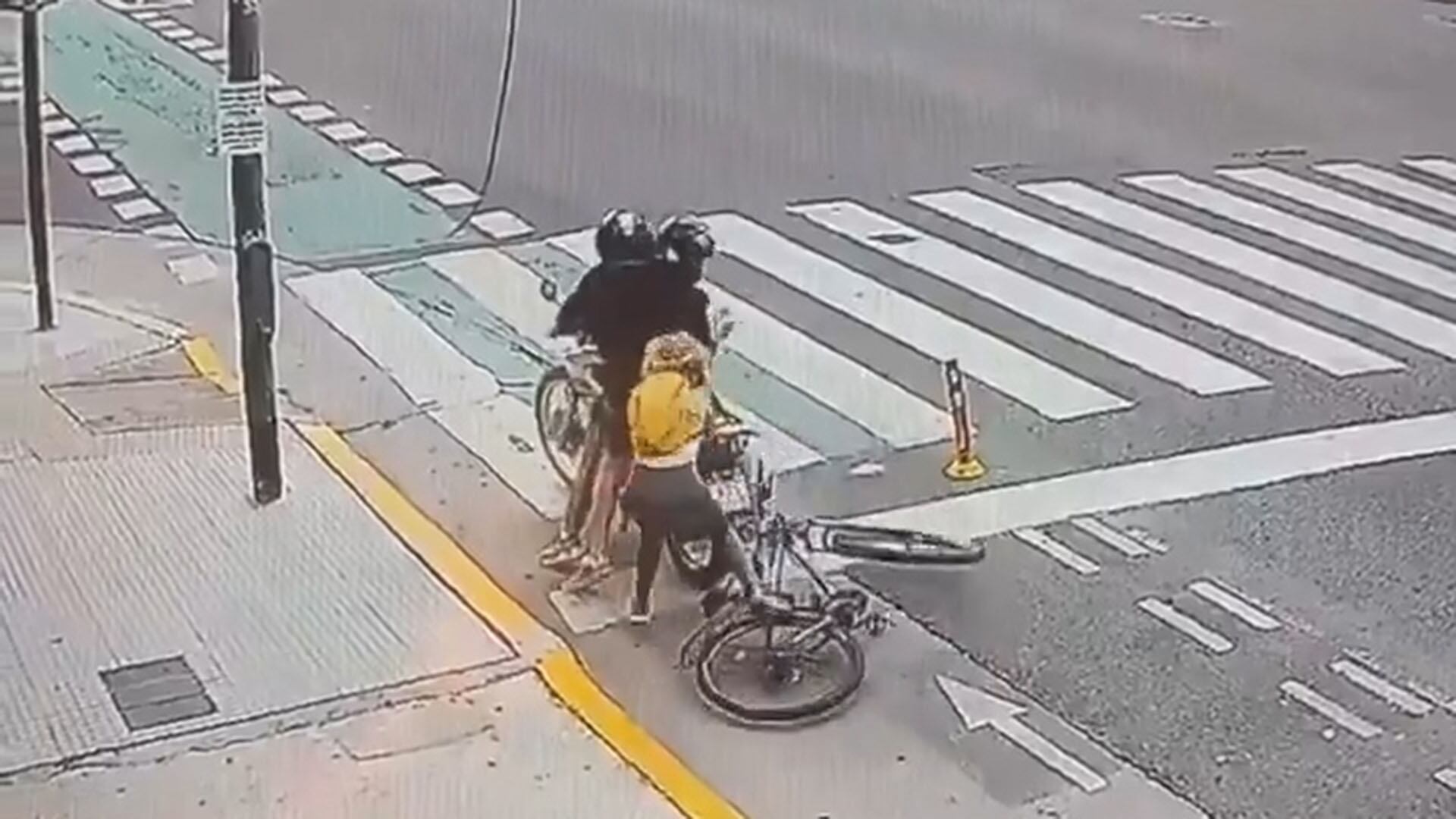 Video: un motochorro intentó robarle a una turista rusa, ella lo retuvo y quedó detenido