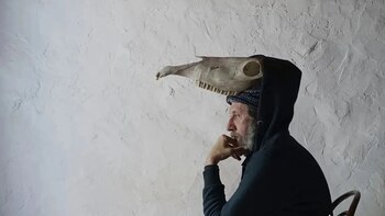 Miguel Adrover, el diseñador que desafió a Zara y a Rosalía: un documental nos acerca a la figura más ‘punk’ de la moda española