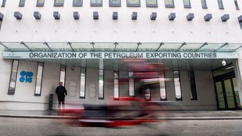 La OPEP+ busca un consenso