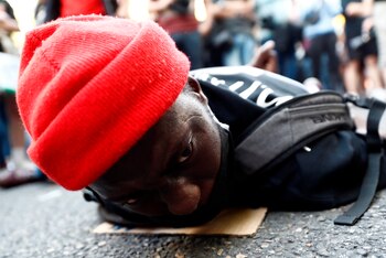 Manifestantes durante la concentración convocada en Madrid por la Comunidad negra africana y afrodescendiente en España (CNAAE) contra el racismo, tras la muerte del ciudadano afroamericano, George Floyd, durante su detención por la policía de Minneapolis. EFE/ Mariscal