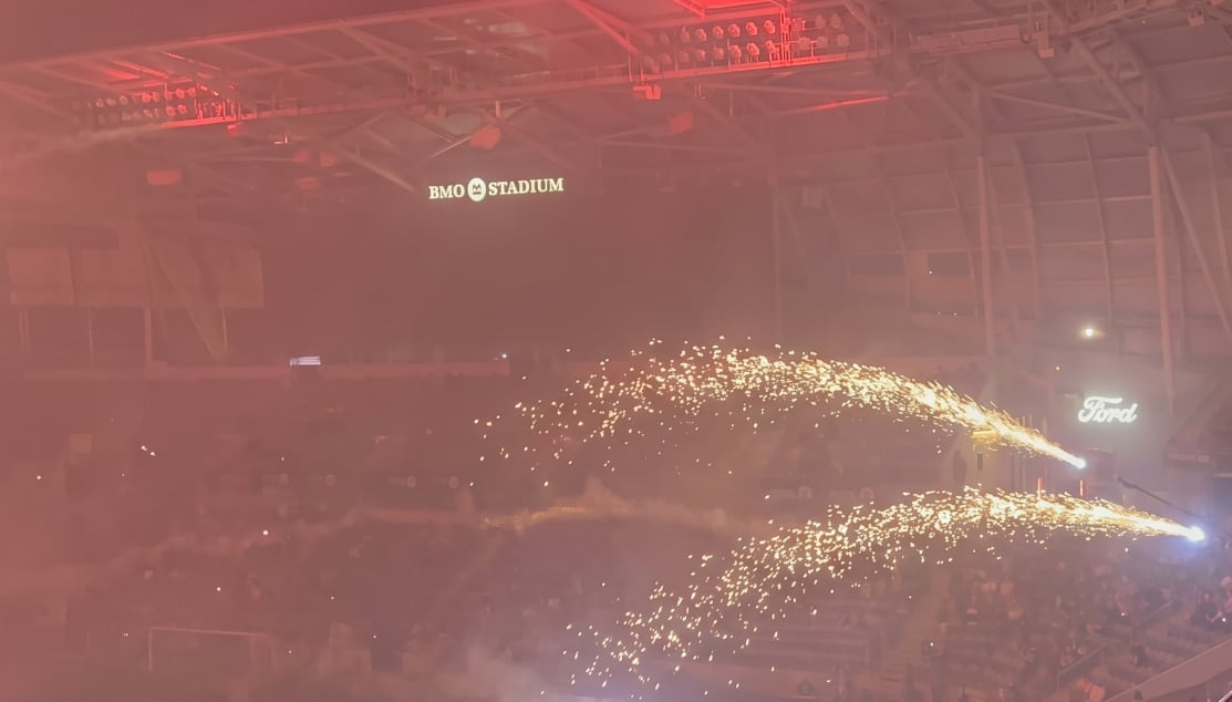 Un espectáculo de fuegos artificiales en el BMO Stadium de Los Ángeles falló tras el partido de Angel City y lanzó morteros hacia las gradas (Captura de video)