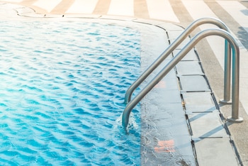 Una piscina (Freepik)