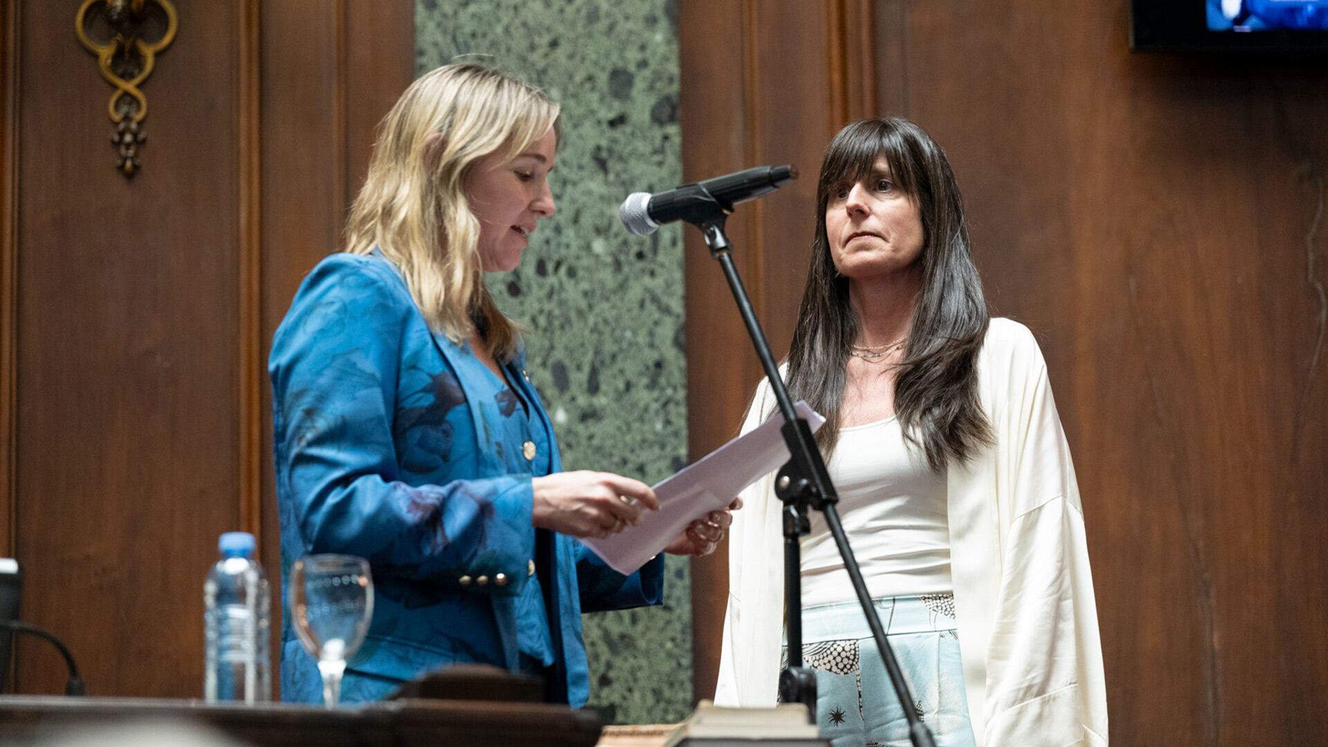 Otra de las juras de Clara Muzzio, en el Palacio Legislativo porteño (Fotografía Institucional: LegisCABA/Daniela Martínez).