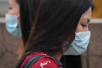 Dos mujeres, con mascarilla para