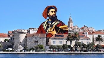 Retrato de Marco Polo con gorro y barba superpuesto al pueblo de Korčula con torre circular, edificios de techos rojos, campanario y mar azul en primer plano.