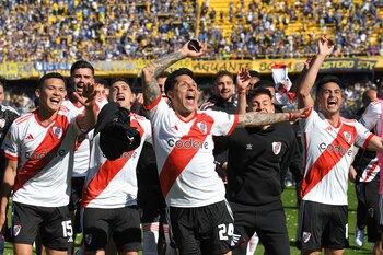Enzo Pérez (centro) celebra con sus compañeros de River Plate tras la victoria 2-0 ante Boca Juniors en el súper clásico del fútbol argentino, el domingo 1 de octubre de 2023, en el estadio La Bombonera de Buenos Aires. (AP Foto/Gustavo Garello)