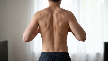 El ejercicio que fortalece casi todo el cuerpo y que puedes hacer desde casa para aumentar masa muscular