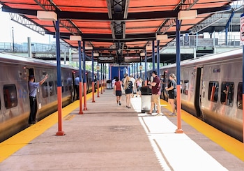 La posible huelga en el sistema ferroviario de Long Island Railroad (LIRR) podría afectar a 300.000 pasajeros. Foto: X @MTA