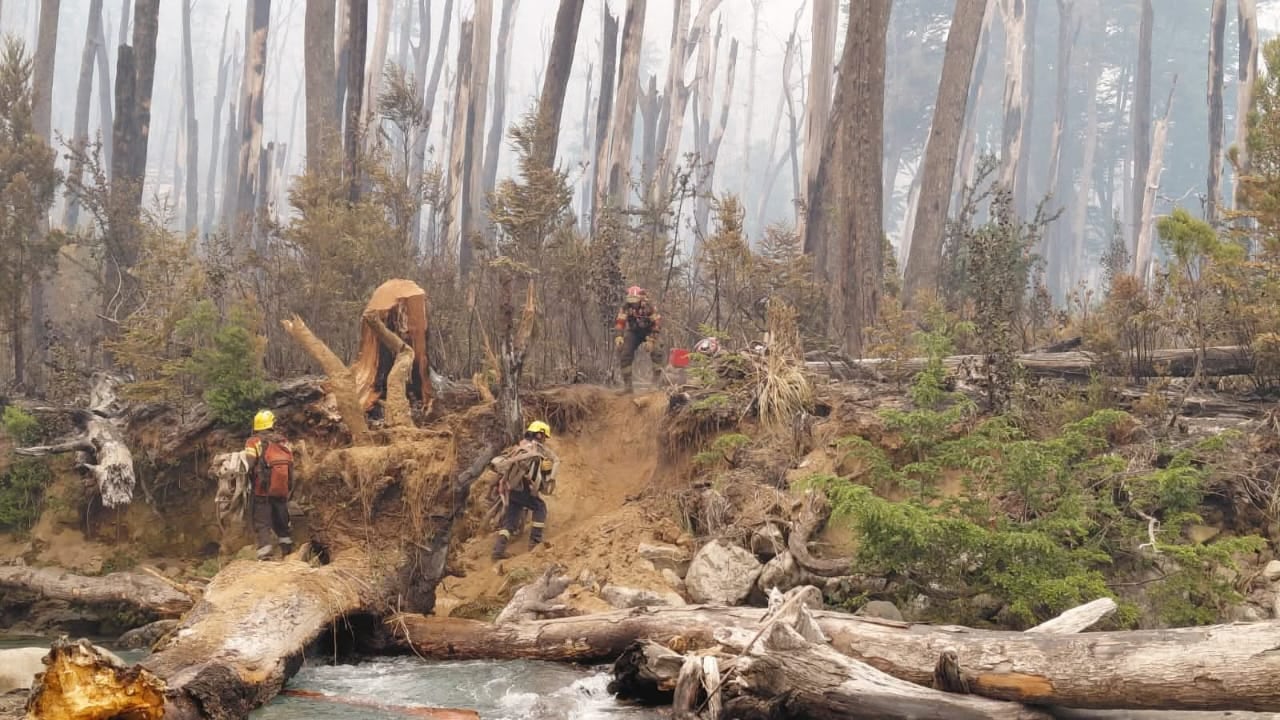 El Gobierno de Chubut refuerza los equipos y estrategias para contener los sectores más comprometidos del incendio en Loma de la Chancha