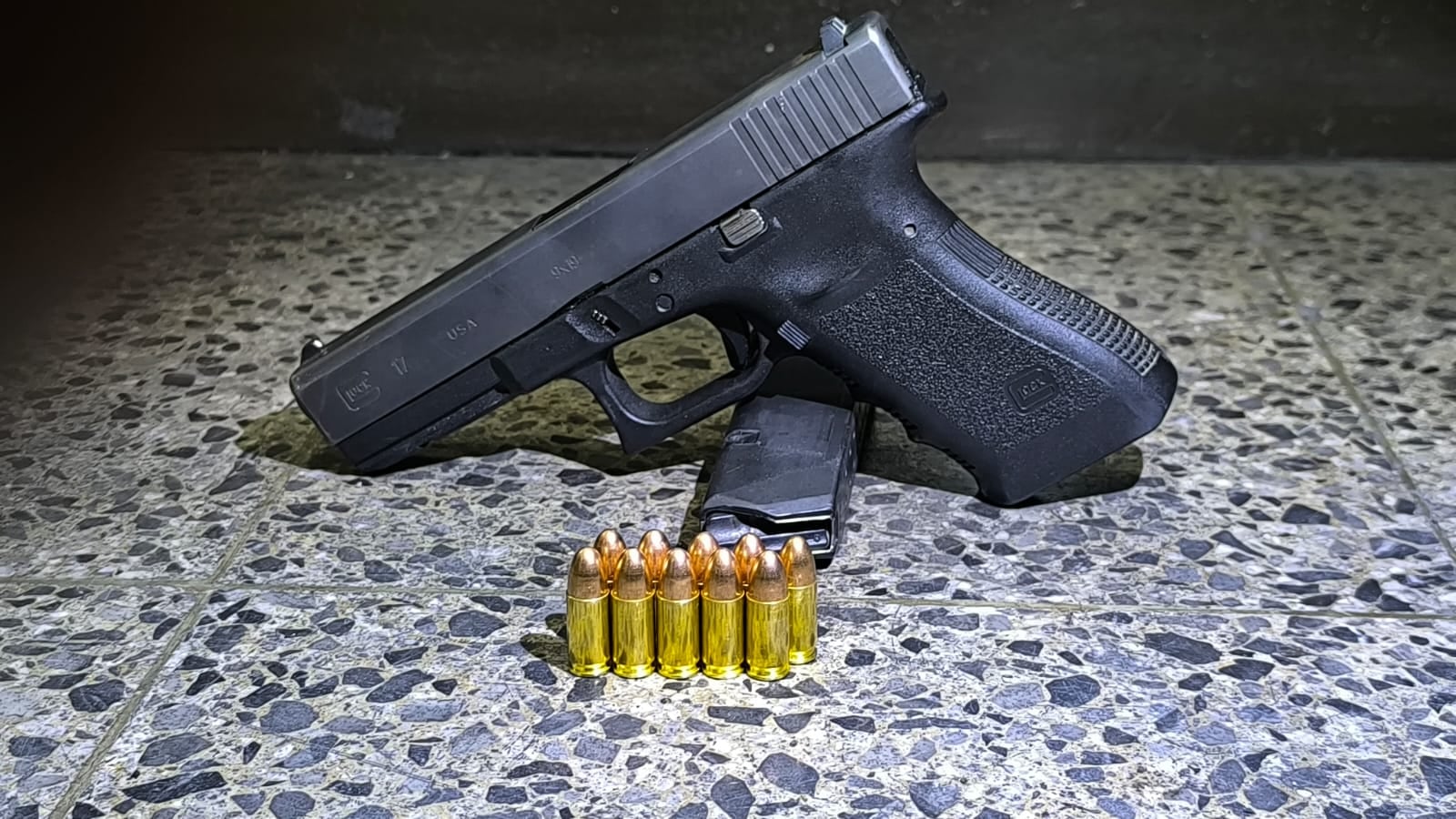 Las autoridades incautaron una pistola Glock con reporte de robo, una tolva y diez municiones durante la captura en Guatemala. (PNC de Guatemala)