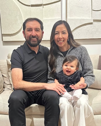 Rafaella y sus padres, Paúl y Nahomi. (Instagram/rafaellaenmarcha.ec)