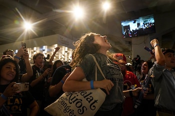 Nikita Valdez salta de alegría tras el primer reporte de resultados electorales, que mostraba a la candidata demócrata al Congreso Melat Kiros en la delantera, durante una fiesta de seguimiento de la noche electoral de las primarias, el martes 30 de junio de 2026, en The Broadway, Denver. (Foto AP/Rebecca Slezak)
