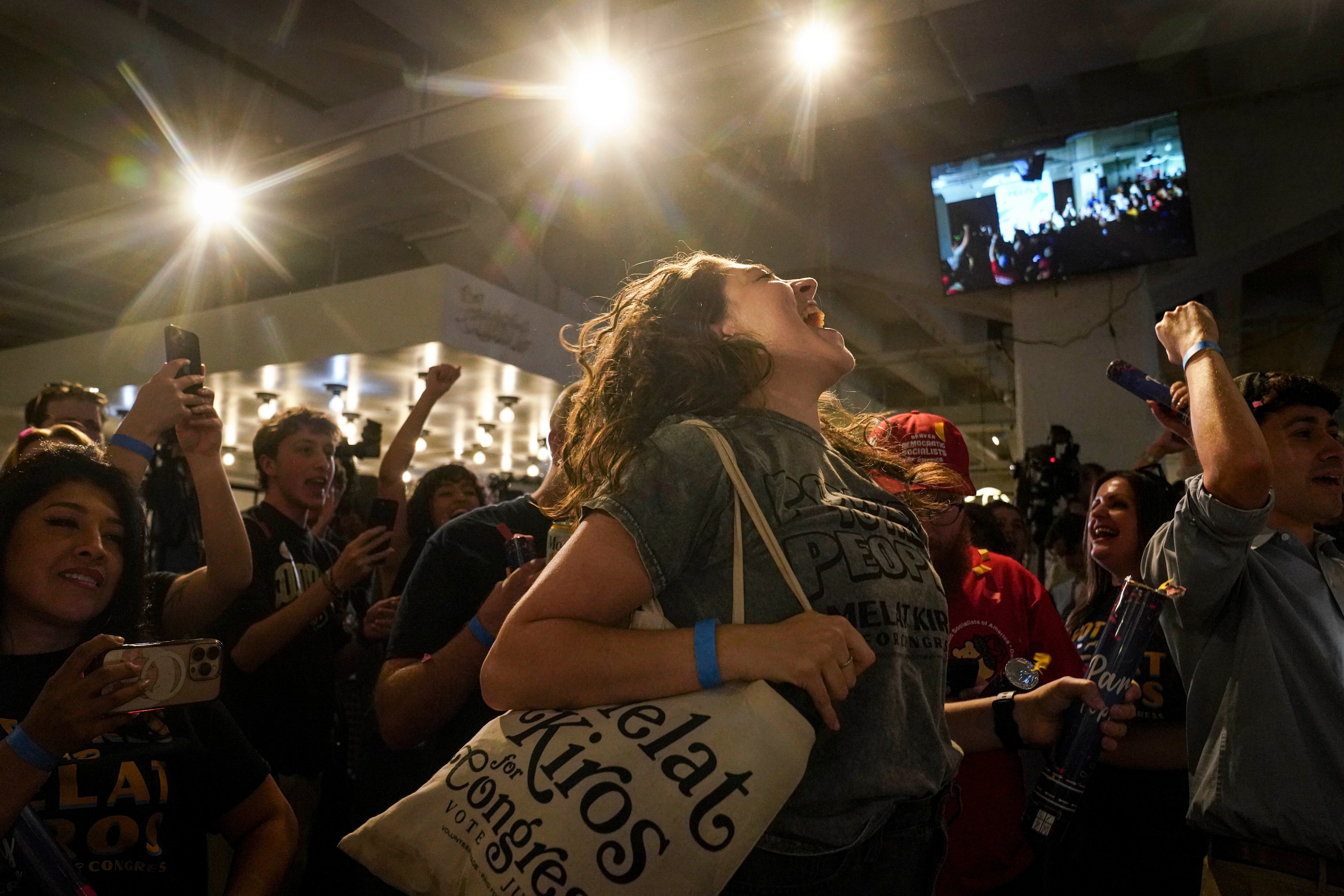 Nikita Valdez salta de alegría tras el primer reporte de resultados electorales, que mostraba a la candidata demócrata al Congreso Melat Kiros en la delantera, durante una fiesta de seguimiento de la noche electoral de las primarias, el martes 30 de junio de 2026, en The Broadway, Denver. (Foto AP/Rebecca Slezak)