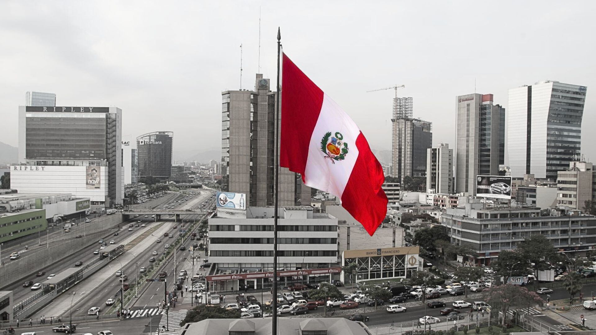 Sí ha habido cierto impacto: Perú dejó de crecer a 6% y ahora se conforma con un 2%. - Crédito Composición Infobae/Edwin Montesinos/Andina