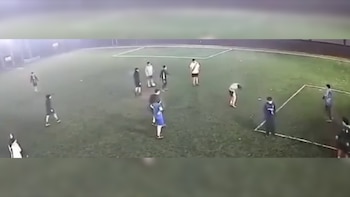 Video: un adolescente recibió un disparo de aire comprimido mientras jugaba al fútbol con sus amigos en una cancha en Río Negro
