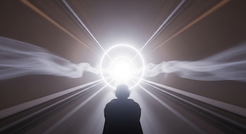 Una persona observa una intensa