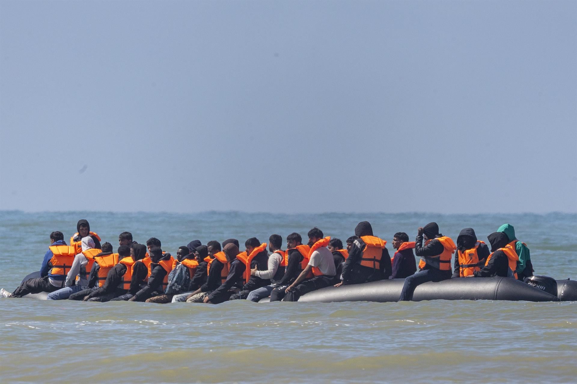 Rescatan a más de 150 migrantes en aguas del Canal de la Mancha tras incendiarse una embarcación