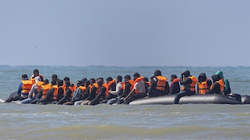 Rescatan a más de 150 migrantes en aguas del Canal de la Mancha tras incendiarse una embarcación