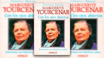 Portada central de un libro con el retrato de Marguerite Yourcenar y texto en rojo y azul, sobre un fondo desenfocado de la misma cubierta.