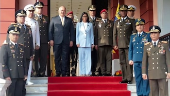 Acto sin solemnidad, sonrisas forzadas