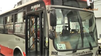 Funcionarios municipales y testigos indicaron que maniobras imprudentes de buses y la obstrucción del cruce por vehículos informales dificultan la visibilidad, lo que eleva los riesgos para los peatones - Créditos: Captura de pantalla de Panamericana TV.