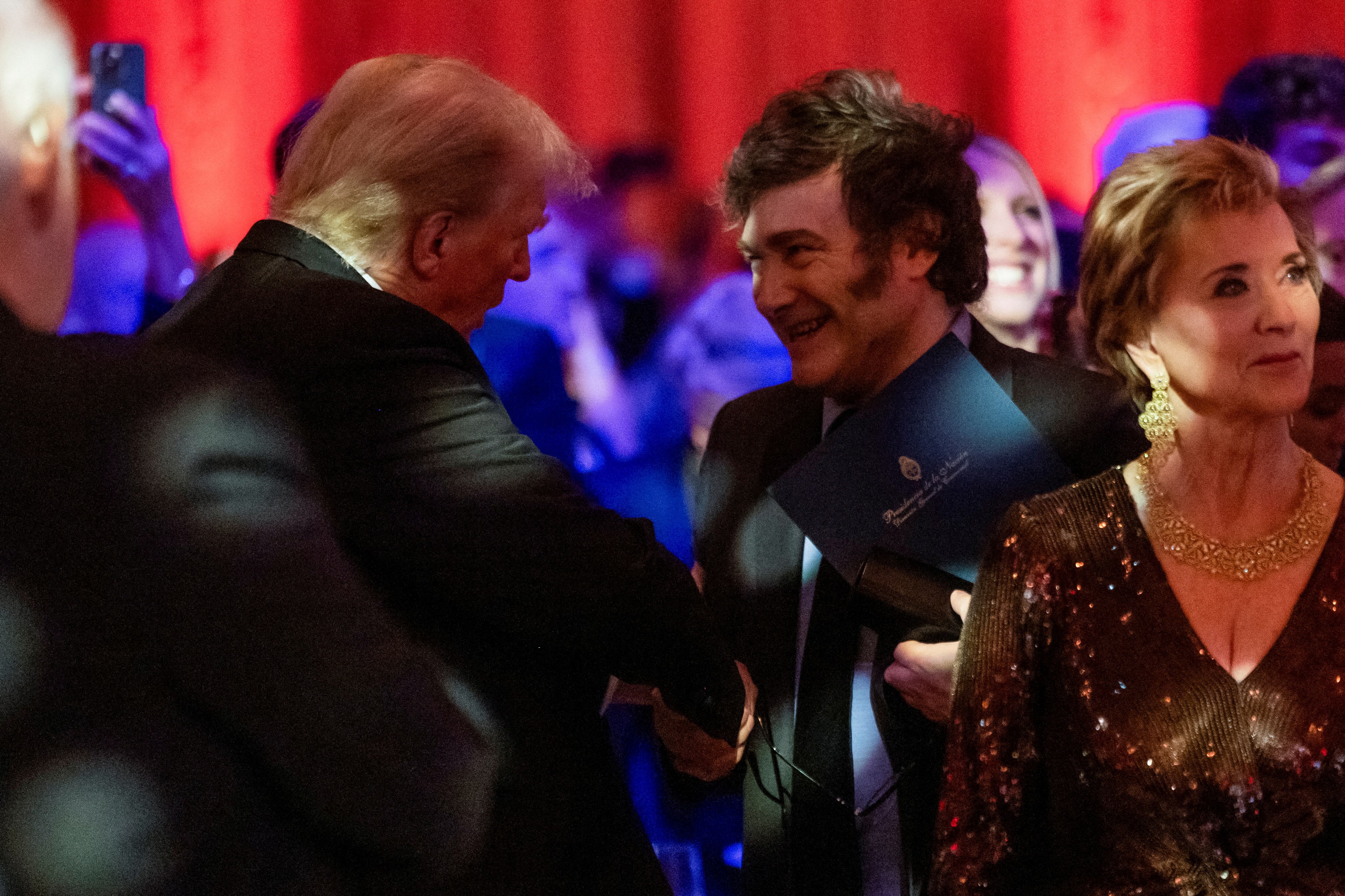 Donald Trump estrecha la mano de Javier Milei, en la gala del America First Policy Institute (AFPI) celebrada en Mar-A-Lago, Palm Beach, el 14 de noviembre de 2024. Foto: REUTERS