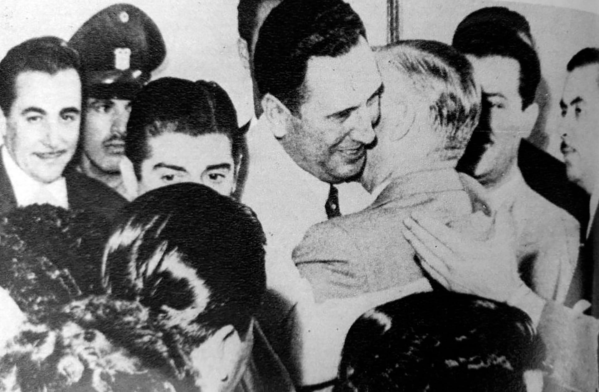 Raúl Tanco cuando recibió a Perón en el aeropuerto de Caracas