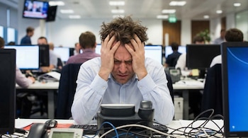 Un hombre con claros signos